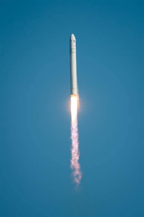 File:Antares Rocket Test Launch.jpg - Wikimedia Commons