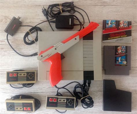 Nintendo NES 8 bit Console, 3 controllers, Nintendo Zapper, all cables ...