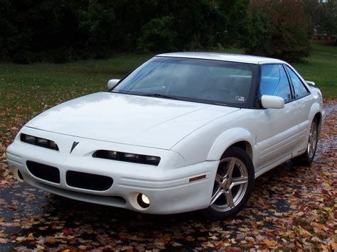 File:White Pontiac Grand Prix.jpg - Wikimedia Commons