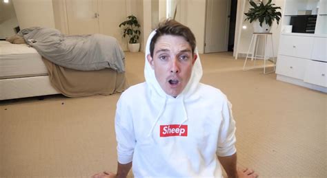 Lazarbeam spotted with sheep merch : Idubbbz