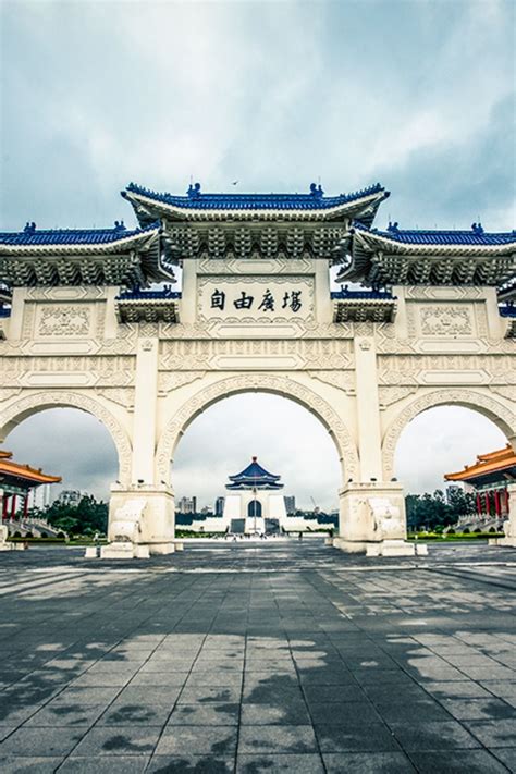 CKS Memorial Hall as seen through the main gates in Liberty Square Sun Moon Lake, Taiwan Travel ...