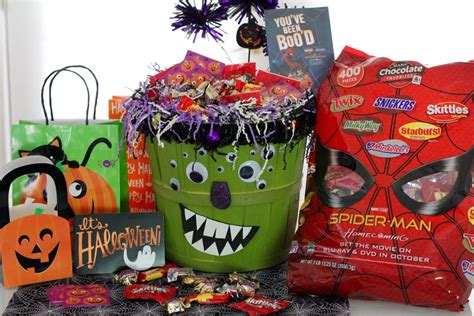 Make a Halloween Candy Basket to BOO It Forward! | The Homespun Chics