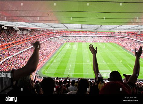 Emirates arsenal stadium pitch hi-res stock photography and images - Alamy