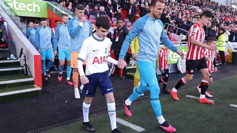 Harry Kane gets brilliant reception from Tottenham fans at Boxing Day ...