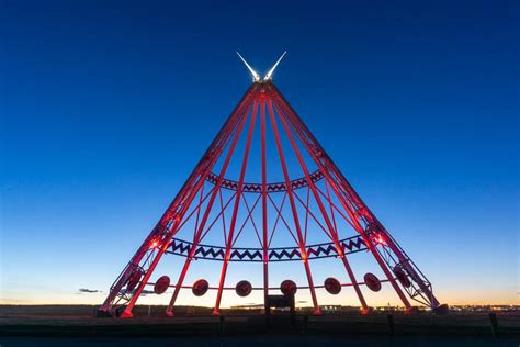 The ULTIMATE Guide to Alberta Roadside Attractions (for 2024)