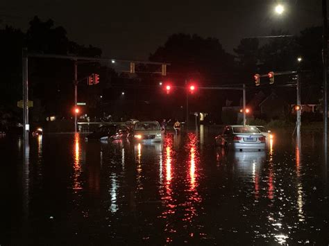 Vehicles stuck in flooded roads in Hartford area | WTNH.com