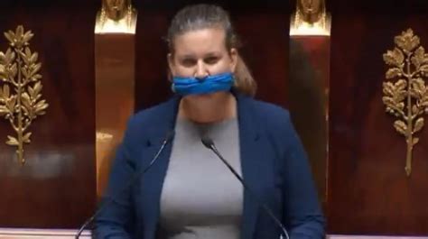 VIDÉO : Mathilde Panot, députée LFI se bâillonne à l’Assemblée nationale