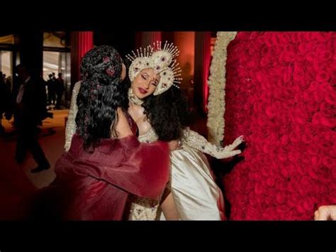 Cardi B and Nicki Minaj kissing each other - YouTube