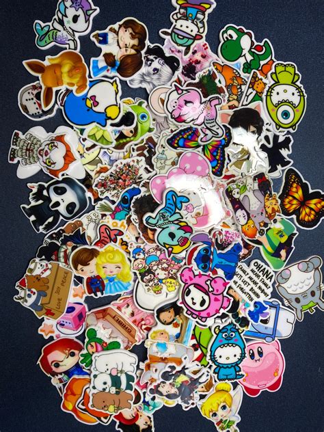 RANDOM 5 badge reels – Stickers and Charms