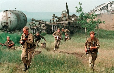 Russian infantry in Chechnya, 1995 [1209x776] : r/MilitaryPorn