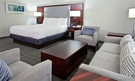 Rooms and Suites at the Hilton Downtown Scranton