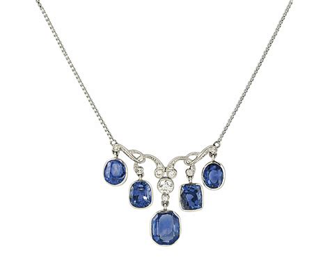 A SAPPHIRE PENDANT NECKLACE