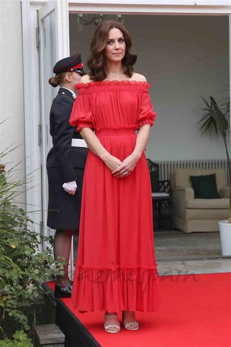 El look off-shoulder de Kate Middleton - magazinespain.com | Vestidos de moda para mujer ...