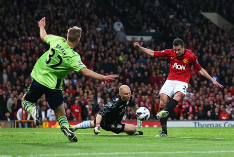 Van Persie treble fires Manchester United to 20th title | CNN