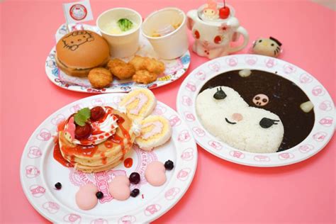 We visit the Hello Kitty theme park to eat an adorable Sanrio meal ...