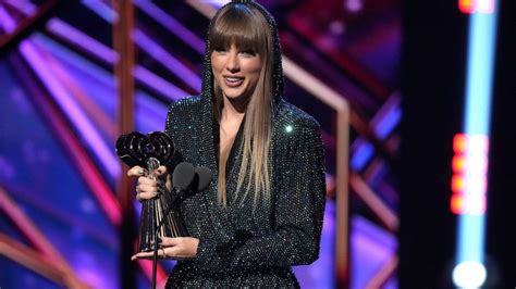 Taylor Swift sparkles in hooded jumpsuit for iHeartRadio Music Awards ...