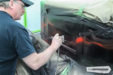 Learn how to airbrush flames with the help of the best — The Motorhood