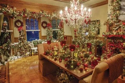 Take a Look at These Historic Homes Decorated for Christmas | Christmas ...