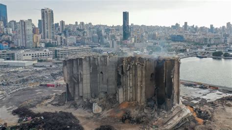 Deux ans après l'explosion du port de Beyrouth, des silos à grains s'effondrent à cause d'un ...