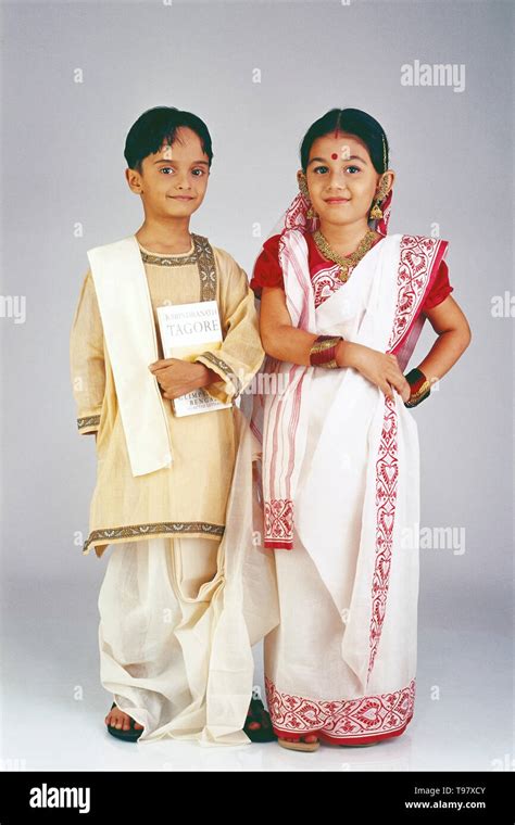 PORTRAIT OF BENGALI COUPLE IN TRADITIONAL COSTUME Stock Photo - Alamy