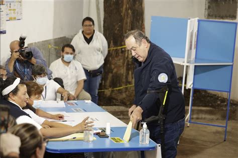 Presidente emite su voto durante las elecciones generales en Guatemala ...