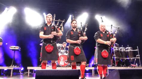 Red Hot Chilli Pipers - Thunderstruck - Wiesbaden 8.11.16 - YouTube