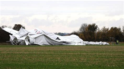 Airlander 10: World's longest aircraft collapses at Cardington - BBC News