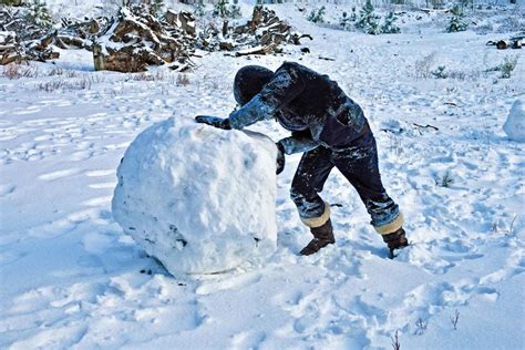 How to Build the Perfect Snowman: 6 Tips | Reader's Digest