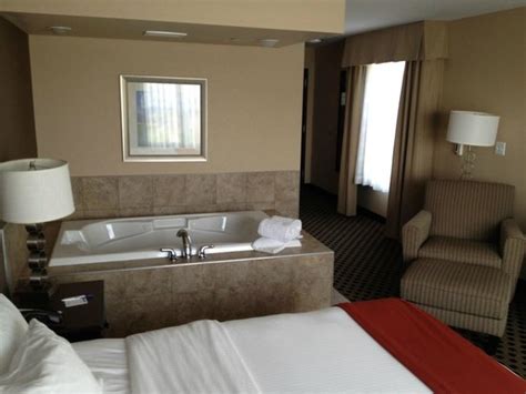 Holiday Inn Express Green Bay hot tub in room - Picture of Holiday Inn Express & Suites Green ...