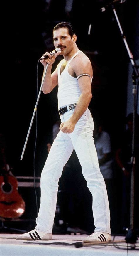 Freddie Mercury at Live Aid, 1985 | Queen freddie mercury, Queen lead singer, Freddie mercury