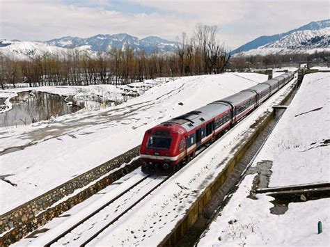 Splendid images: Heavy snowfall in Kashmir valley - Heavy snowfall in ...