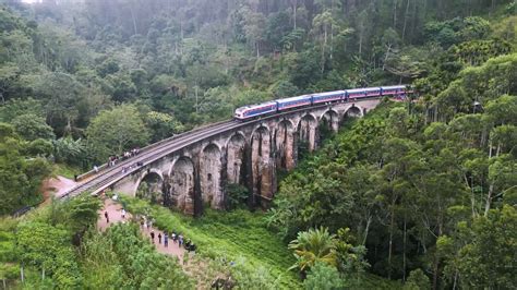 Vídeo Premium - Un tren circula por el puente de nueve arcos en sri lanka, en medio de una ...