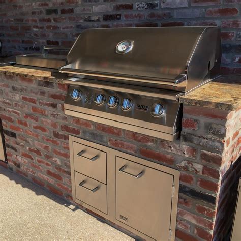 Lion 32-Inch Built-In Gas Grill – L75000 Stainless Steel | Extreme Backyard Designs