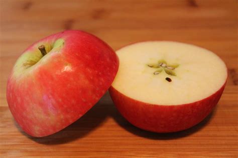 Rather daring pic of an apple cut in half HORIZONTALLY [1600x1066] : r ...