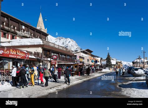 Main street in the centre of the resort of Montgenevre, Milky Way ski Stock Photo: 27881730 - Alamy