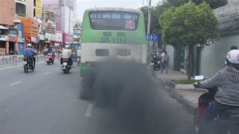 Vietnam transport ministry seeks delay to emission standard upgrade | Tuoi Tre News