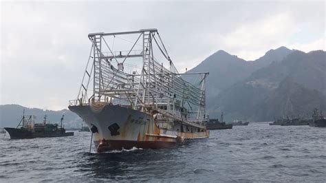 How China’s Expanding Fishing Fleet Is Depleting the World’s Oceans - Yale E360