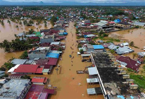 印尼连日暴雨引发洪水及泥石流 致17人死9人失踪