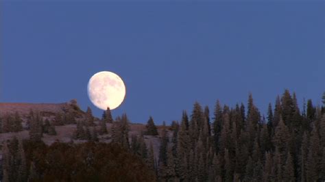 Tips for Photographing Moonrise | Outdoor Photography Guide