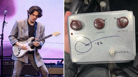 John Mayer signs fan’s Klon Centaur onstage and marks his specific ...