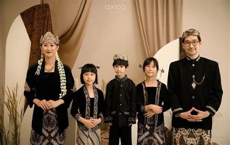 10 Ide Foto Keluarga Bertema Adat Sunda ala Kimbab Family