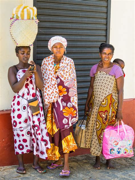 African women in Malagasy city, Madagascar - Exibart Street