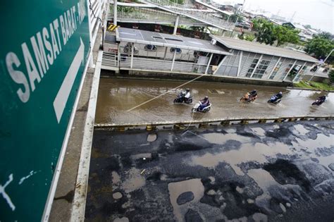 Jalan Rusak Akibat Banjir | ANTARA Foto