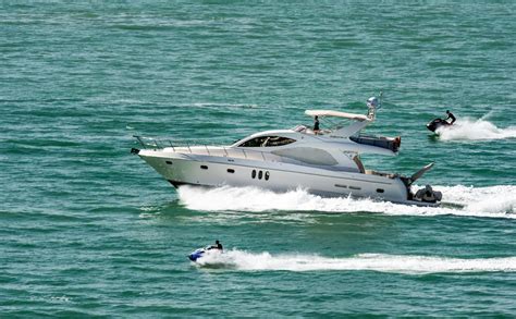 Yacht on Body of Water · Free Stock Photo