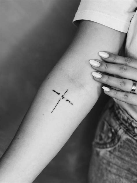 Tatuagem minimalista Tatuagem cristã Tatuagem feminina Grace Tattoos, Bff Tattoos, Dainty ...