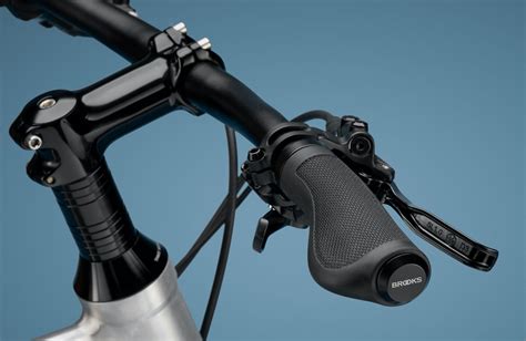 Comfort and style: The new Cambium C67 saddle and ergonomic handlebar grips from Brooks