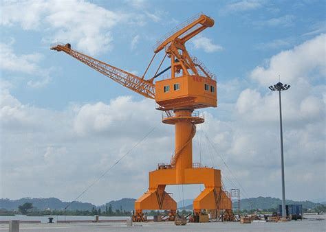 Four Link Type Harbour Portal Crane Offshore Pedestal Mobile Container ...