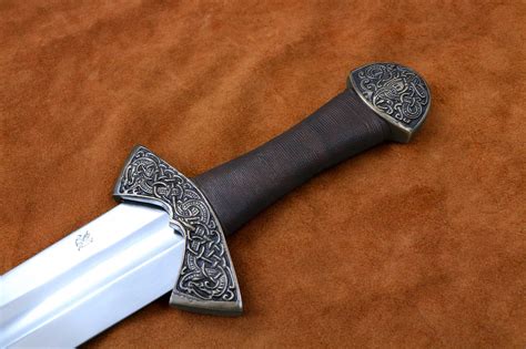 11th-century-viking-sword-medieval-weapon-1335-hilt - Darksword Armory