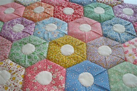 30's folded hexagon quilt | Folded hexagon quilt with circle… | Flickr