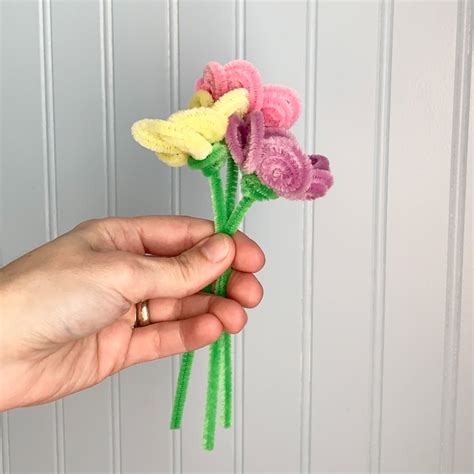 Simple Pipe Cleaner Flowers Kids Craft - Messy Momma Crafts